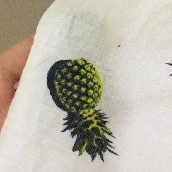 A t-shirt with pineapple on it - Picture 3 of 3